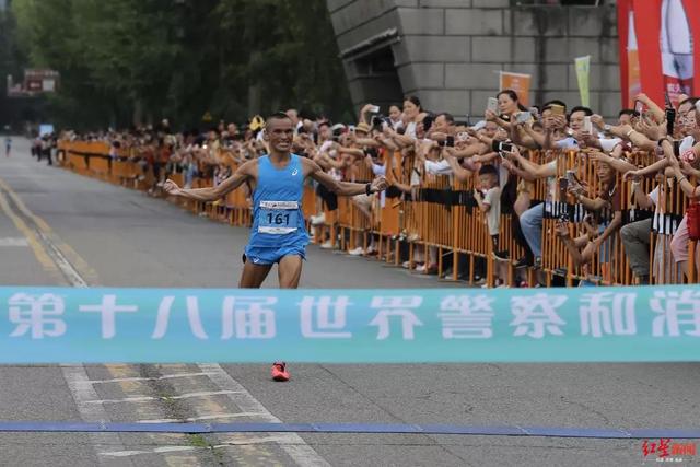 世警会成都赛场首金诞生！新加坡警察马拉松夺冠