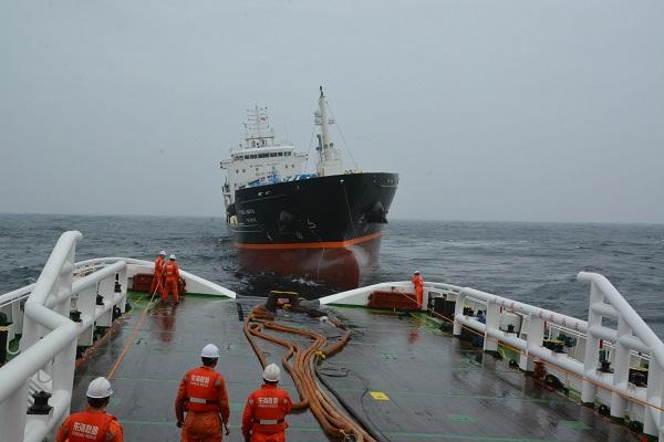 东海救助局海空配合 成功救助外籍油船及15名遇险船员