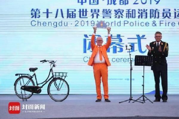 成都世警会闭幕 鹿特丹“接棒”