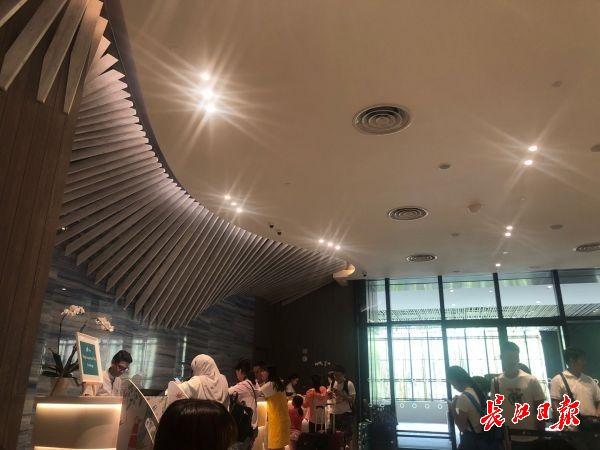 新加坡旅游时遇麻烦，关键时刻他想到了长江网武汉城市留言板……