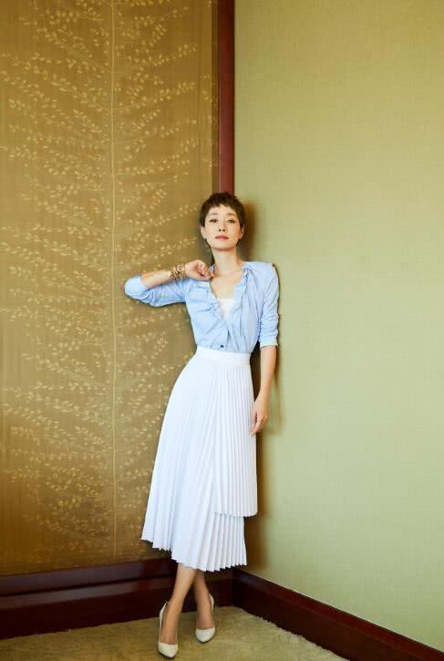 马伊琍离婚后带大女儿游新加坡，母女俩吃饭零交流气氛凝重