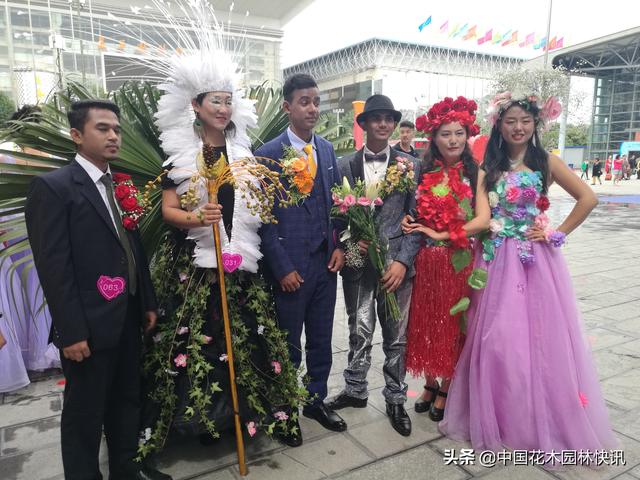 中外花模在昆上演人体花艺秀，鲜花靓装惊艳登台嗨爆全场