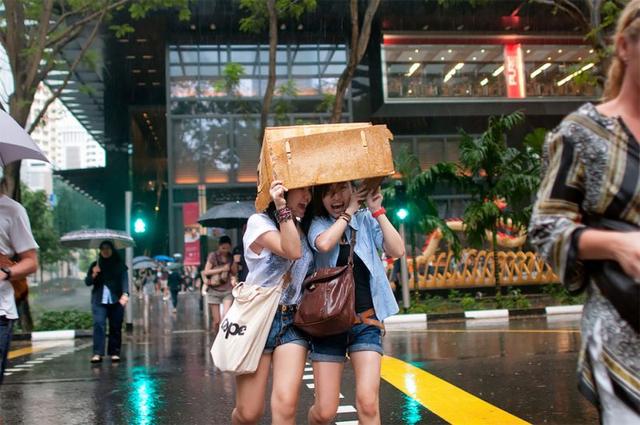 多雨的心情：来自新加坡的摄影师在暴雨期间捕捉到人们的情绪