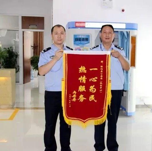这对新加坡夫妇为绥阳政务大厅高效率服务“点赞”！