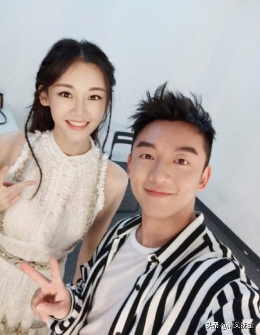 郑恺苗苗恋情疑曝光，两人同游新加坡被偶遇，全程贴心为她提行李