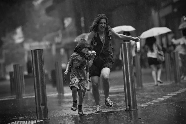 多雨的心情：来自新加坡的摄影师在暴雨期间捕捉到人们的情绪