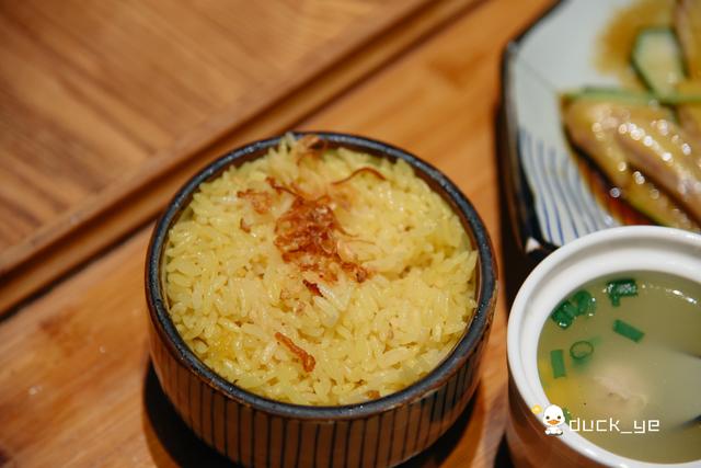 厦门最不正经商场里，一人食吃上海南鸡饭，感叹米饭比鸡更好吃