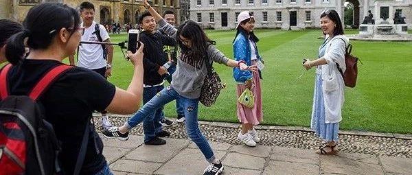 双语驿站｜学校放暑假，父母压力大：“没有自由的暑假”引发热议