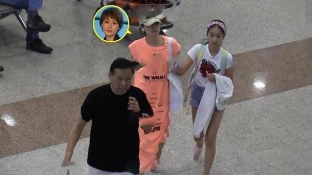 马伊琍度假归来暴瘦，母女衣着清凉，同款长腿抢镜