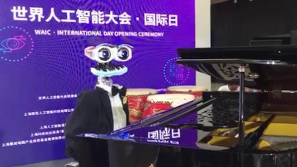 53根手指弹钢琴！世界人工智能大会“嘉宾”特奥出尽风头