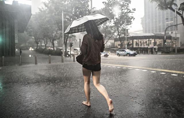 多雨的心情：来自新加坡的摄影师在暴雨期间捕捉到人们的情绪