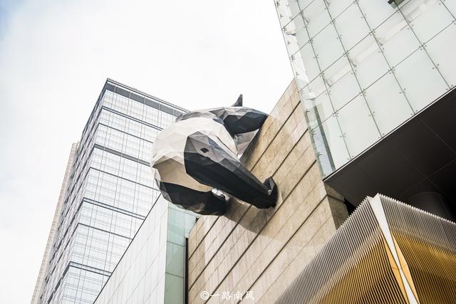 日本大阪和中国成都，同是最红街道，游客说“日本东西太贵了”