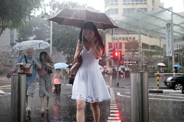 多雨的心情：来自新加坡的摄影师在暴雨期间捕捉到人们的情绪