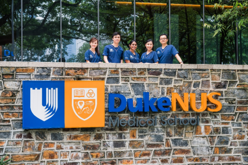 杜克-新加坡国立大学医学院“白袍典礼”迎来2019新生入学