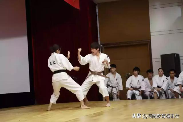 日本青年学生代表团到访郑州中学开展友好交流活动！