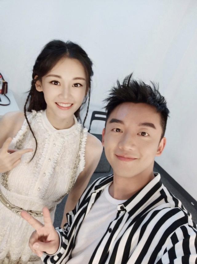 曝郑凯新恋情？与女子出游新加坡，女方是《芳华》的女主角苗苗？