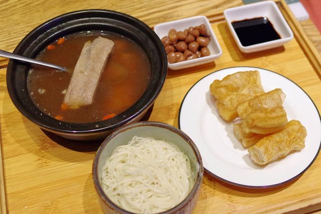 雅拉，一家平民化的东南亚风味定食餐厅