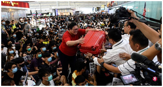 新加坡人亲历：在香港机场示威者强行搜身，我们讲华语也被打了