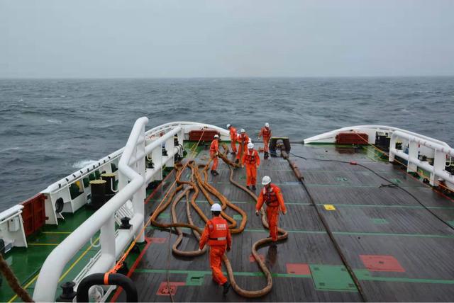 东海救助局成功救助外籍油船上15名外籍遇险船员