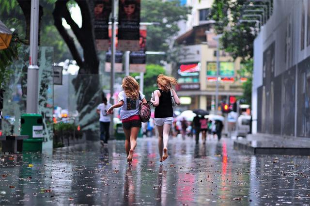 多雨的心情：来自新加坡的摄影师在暴雨期间捕捉到人们的情绪