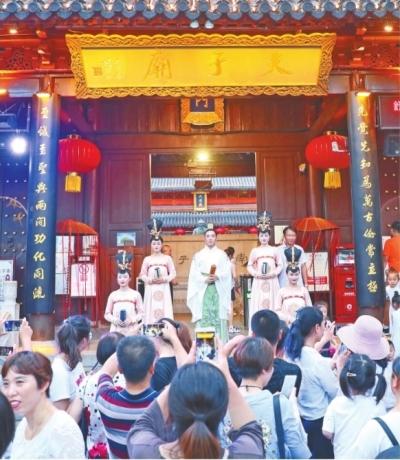 江汉路的朋友圈亮了，探访全国六大步行街升级攻略