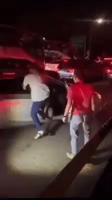 男子在新马高速上被当街殴打，到底是为啥？