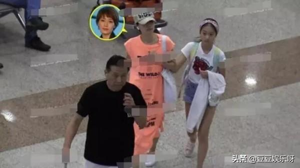 马伊琍带大女儿回国，面露疲惫晒黑不少，爱马气质好很像关晓彤
