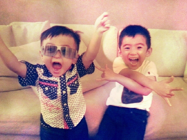 张柏芝独自带娃7年，兼顾工作又生三胎，与孩子亲密互动尽显母爱