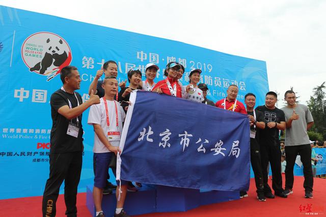 世警会成都赛场首金诞生！新加坡警察马拉松夺金庆祝动作亮眼
