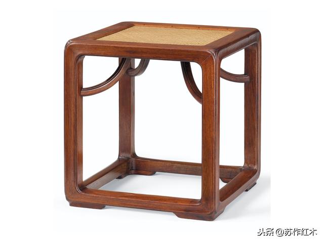 此凳方材霸王枨，侧看非常像一个中文字，被人亲切称为囧凳