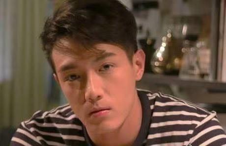 萧亚轩生日公布恋情，和小16岁男友亲密合影，网友称其女版小李子