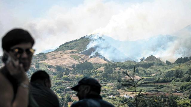 西班牙加纳利群岛山火再肆虐 约4000人紧急撤离