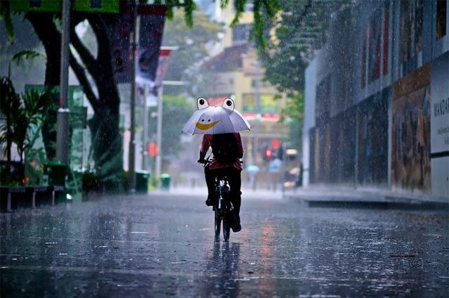 多雨的心情：来自新加坡的摄影师在暴雨期间捕捉到人们的情绪