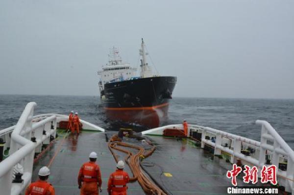 东海救助局成功救助受台风影响主机故障油船上15名外籍遇险船员