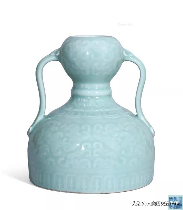 清乾隆 粉青釉浅浮雕夔龙纹如意耳葫芦尊