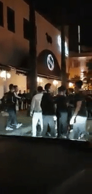新加坡市中心20人群殴，男女混打