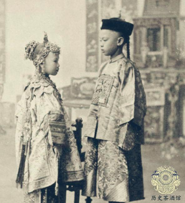 老照片辟谣：图一是“拿着大刀的义和团”，图四李小龙合影系伪造