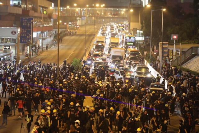 香港零售、旅游业受影响较大，多家商会呼吁停止“三罢”