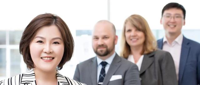 女仕界访谈：”向前一步的魅力”, 访加拿大Scotiabank分行行长李昕