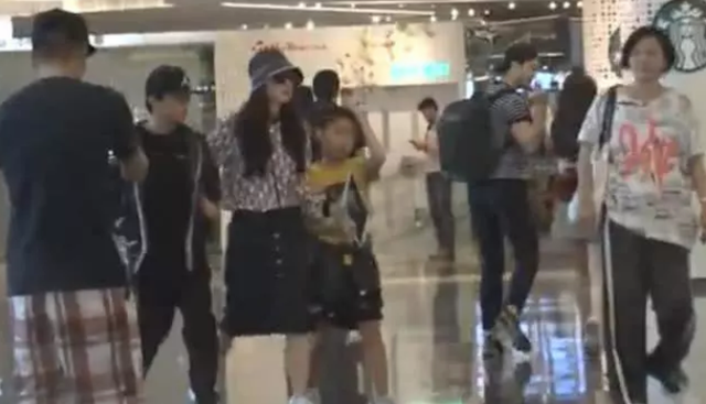 张柏芝三母子逛街，大儿子拒绝母亲亲密举动，冷酷模样像极谢霆锋