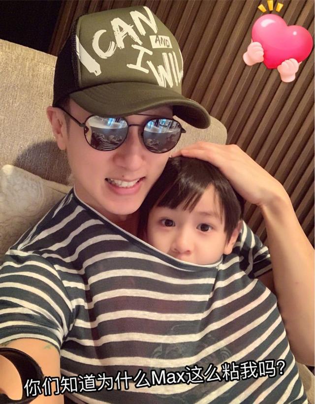 吴尊带家人去新加坡旅行，Max太粘人，钻到吴尊衣服里不出来