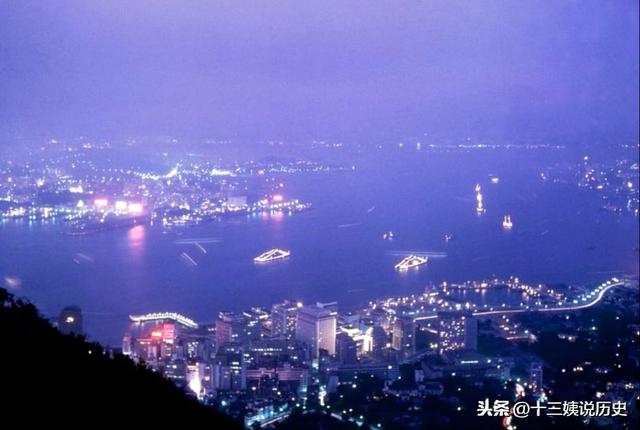 60年代香港：高楼大厦随处可见，路上汽车川流不息，维港夜景壮观