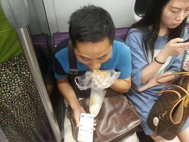 “亲，请尽量不要在地铁上吃东西！”车厢不文明行为回潮要不得
