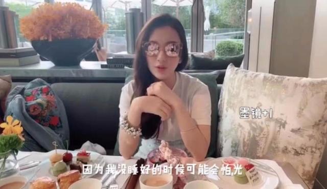 方媛变美妆博主晒奢侈品，疑意外曝光豪宅内景，随即秒删视频