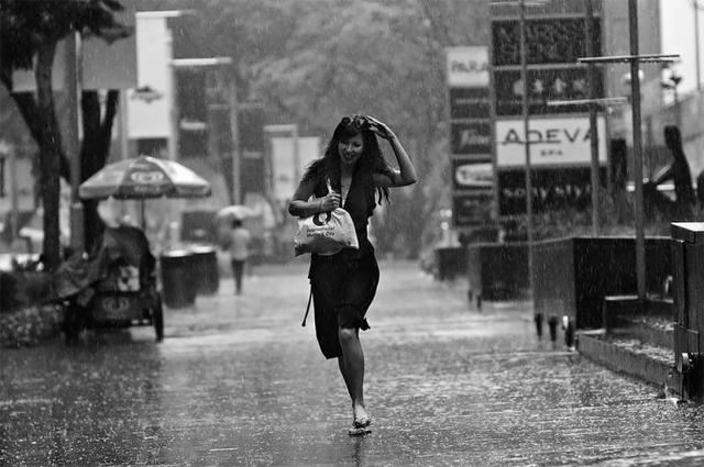 多雨的心情：来自新加坡的摄影师在暴雨期间捕捉到人们的情绪