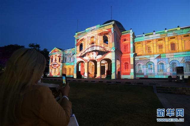 新加坡举行《仲夏夜空》灯光艺术展预展