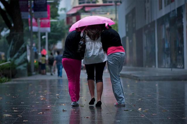 多雨的心情：来自新加坡的摄影师在暴雨期间捕捉到人们的情绪