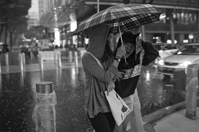 多雨的心情：来自新加坡的摄影师在暴雨期间捕捉到人们的情绪