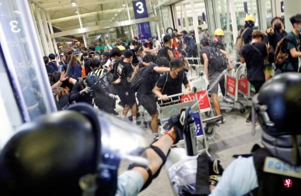 新加坡人亲历：他们强行搜身，我们讲华语也被打了
