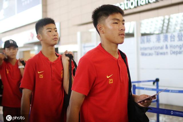 中国U15男足前往新加坡，镜头前留影，有没有未来球星相？